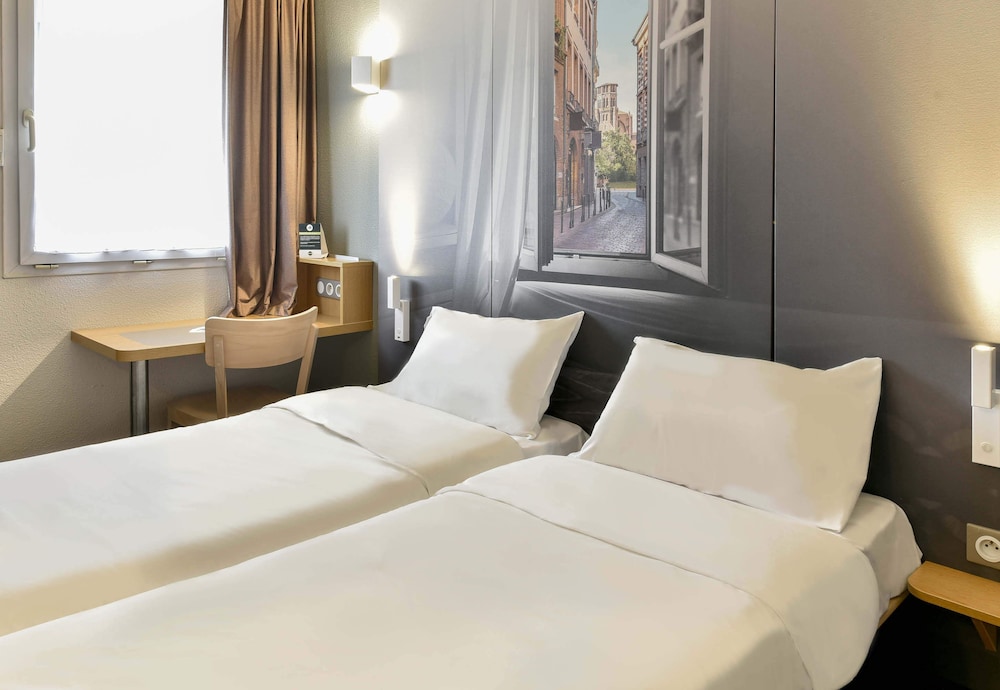 ROOM, TWIN BEDS