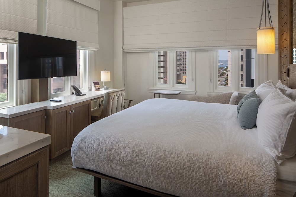 PREMIER, KING BED, CITY SIDE, CORNER