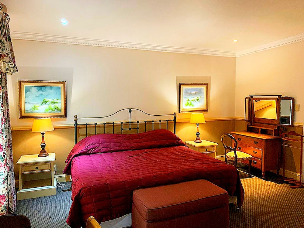 Sherwood's Country House 13/50