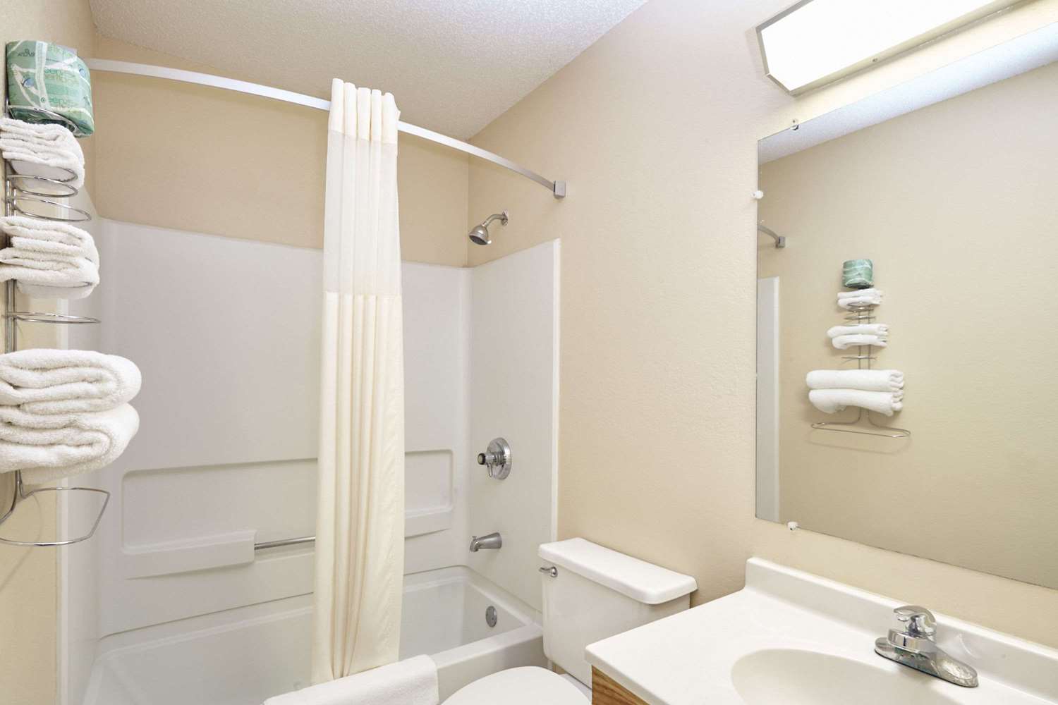 Super 8 by Wyndham Greenville 23/24