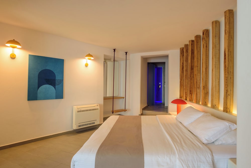 Neptune Luxury Spa Suites 28/72