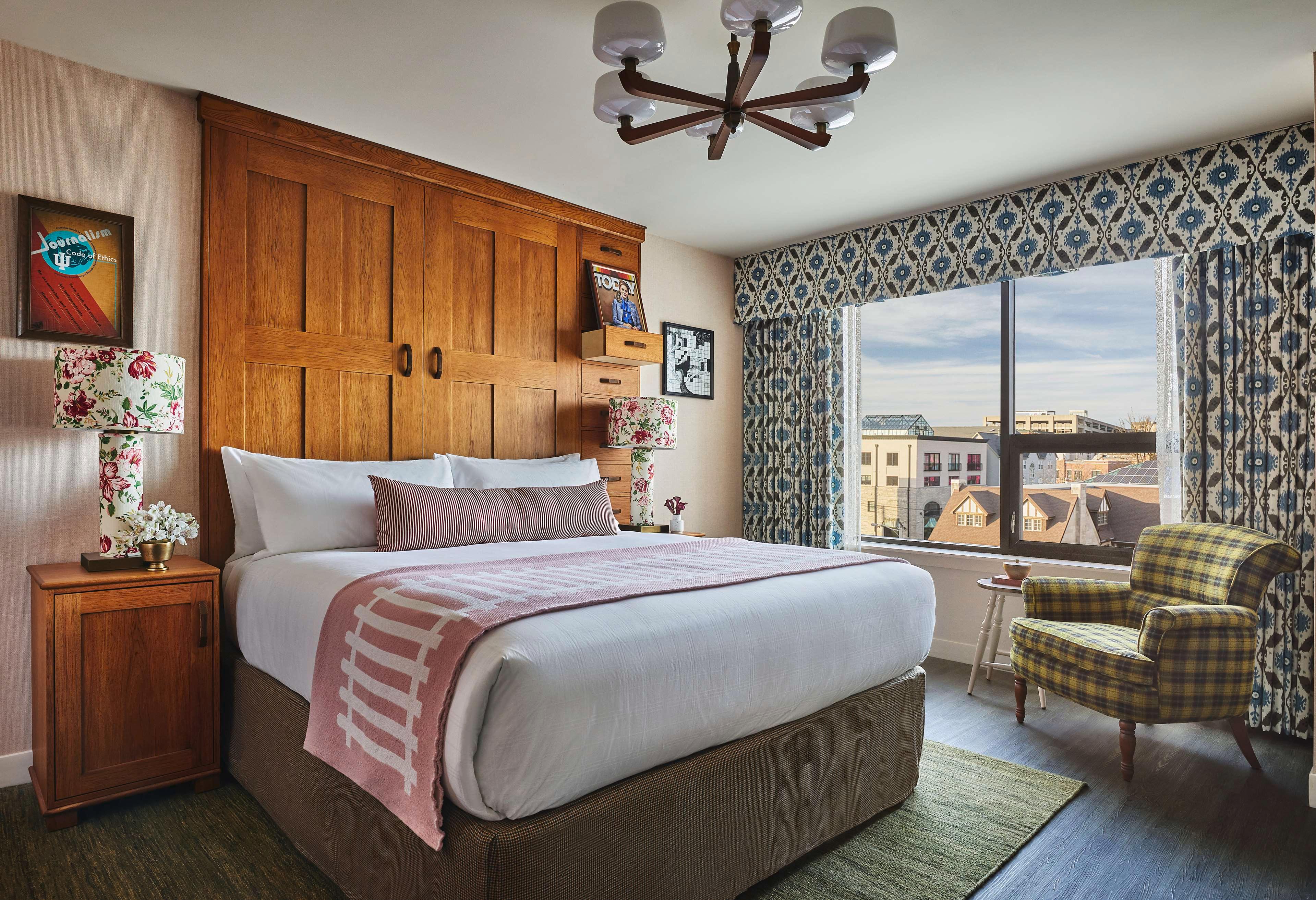 Graduate, King Bed, Large