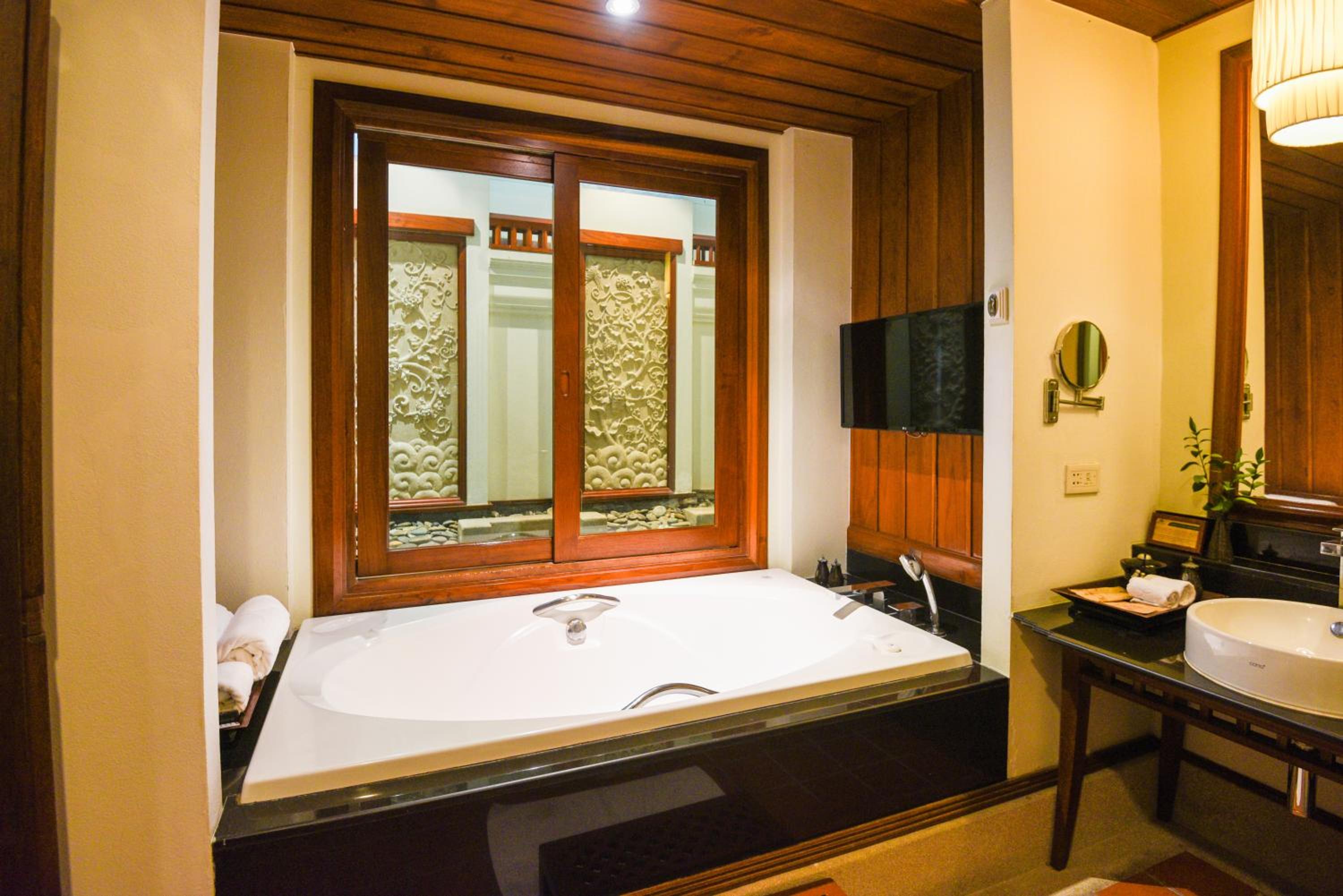 Executive Suite, Ratilanna Riverside Spa Resort Chiang Mai 5/6