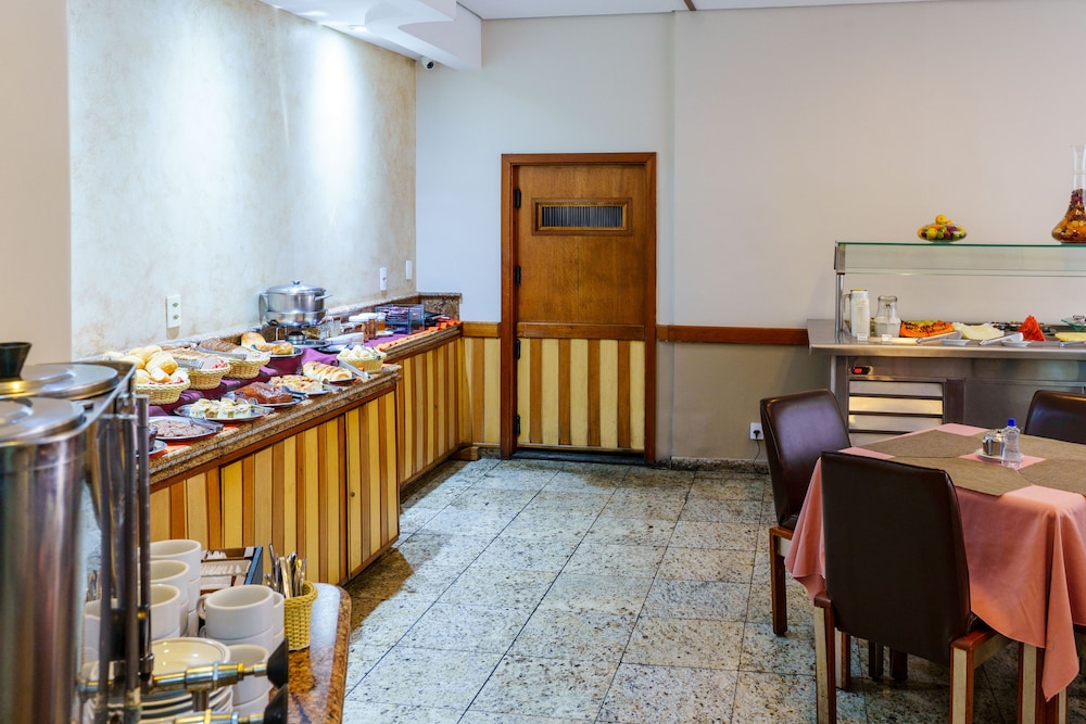 Carillon Plaza Hotel 40/50