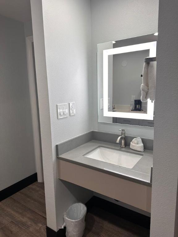 2 Full Beds - Non-Smoking, Kitchen، Studio6 Eureka, CA - Old Town 8/10