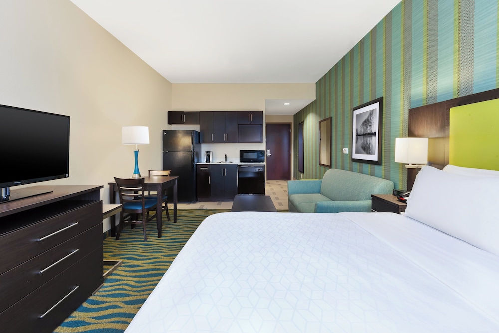 غرفة قياسية بسرير كينج مع أريكة، Holiday Inn Express Suites Southport Oak Island Area 2/7