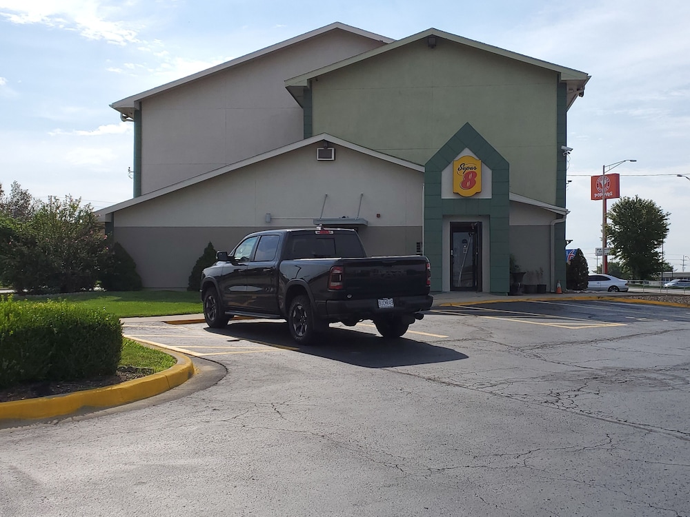 Super 8 By Wyndham Kansas City At Barry Road/Airport 29/37