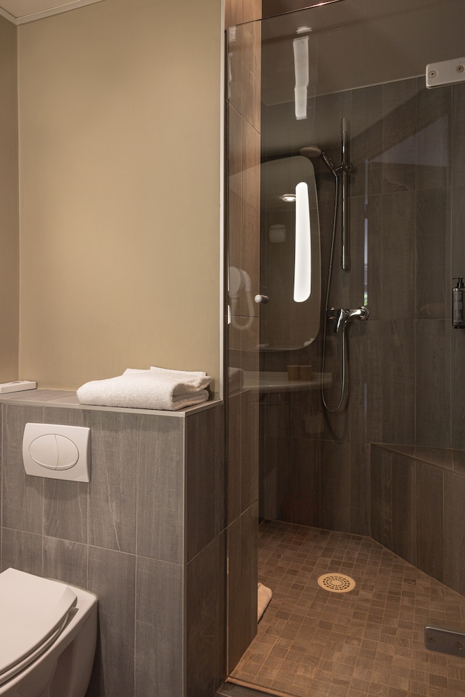 Ibis Lyon Nord 12/69