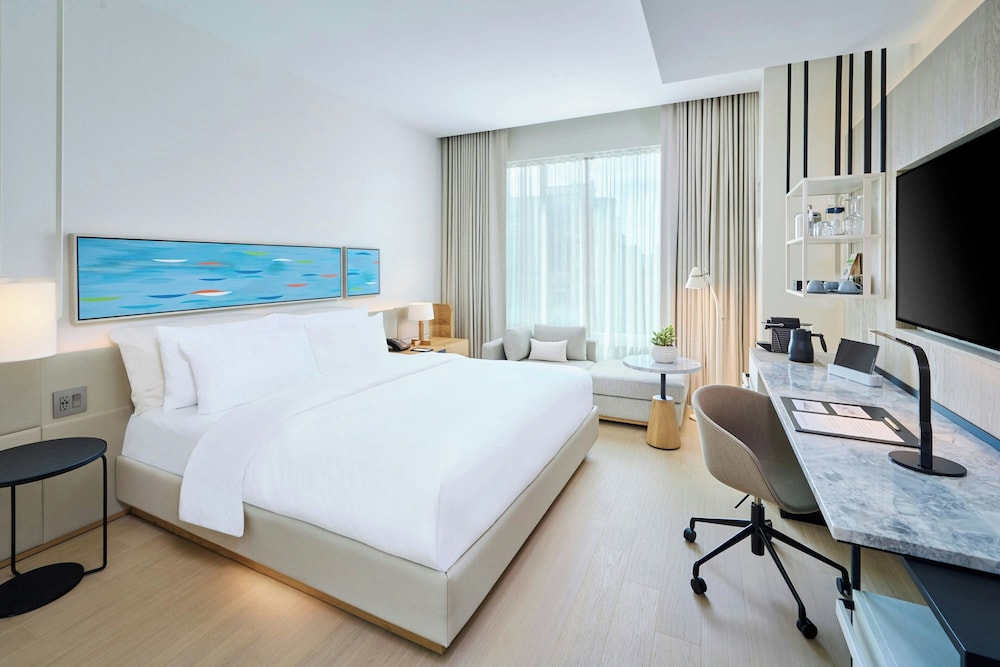 Studio, King Bed, Lake View, The Pearle Hotel & Spa, Autograph Collection 4/9