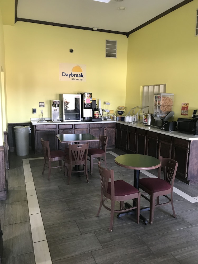 Days Inn by Wyndham Hillsboro 20/24