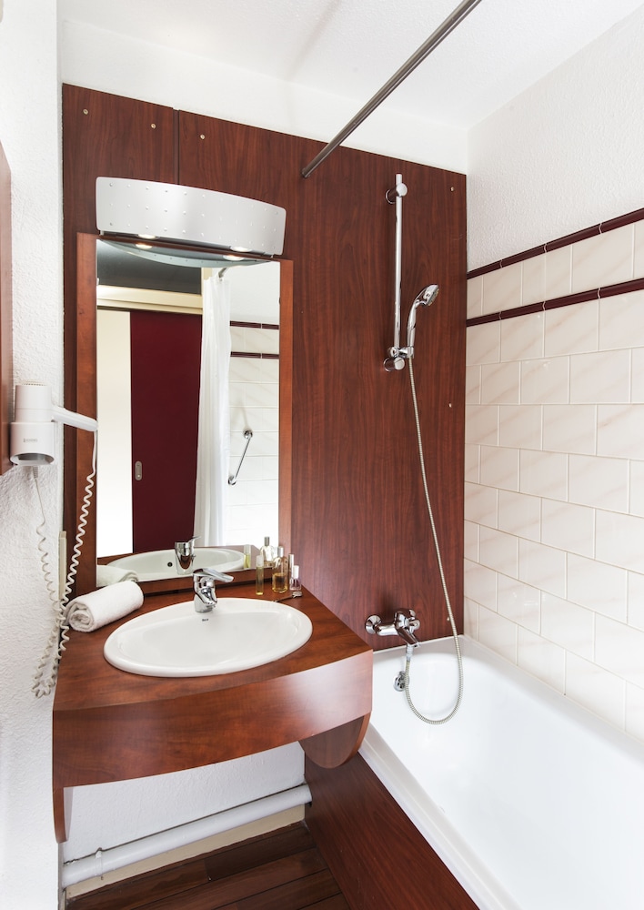 Brit Hotel Nantes La Beaujoire - L Amandine 61/62
