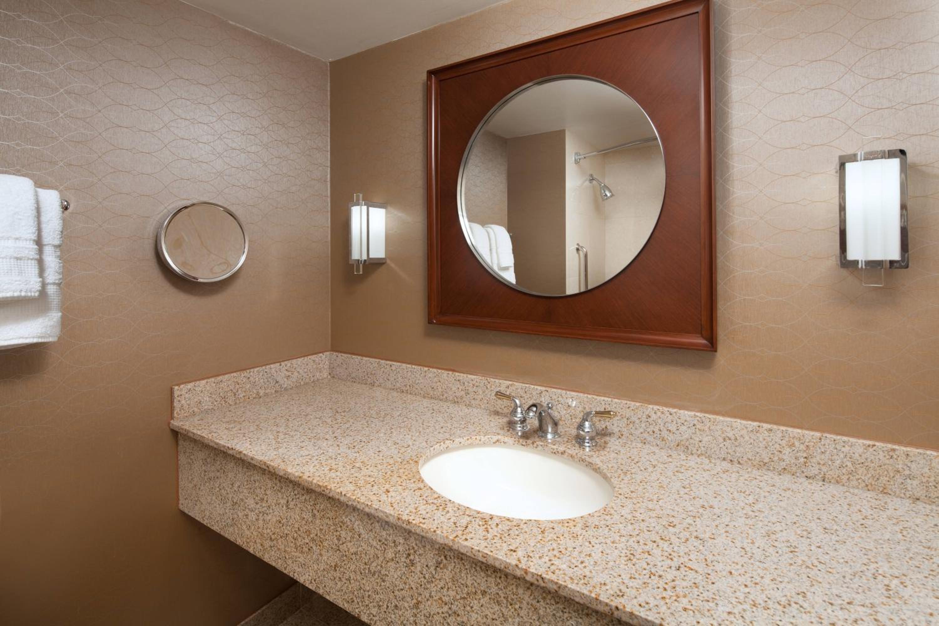 غرفة بسرير كينج، Sheraton Ontario Airport Hotel 8/19