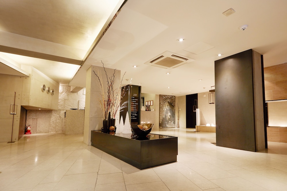 Tria Hotel 12/62
