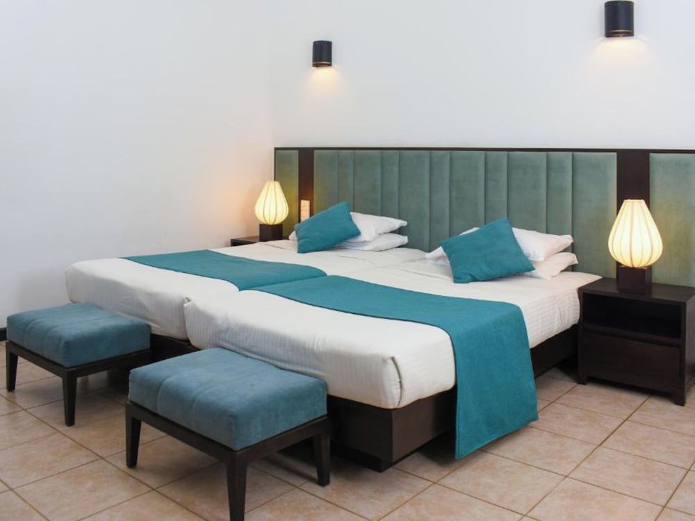 DELUXE, DOUBLE OR TWIN BED