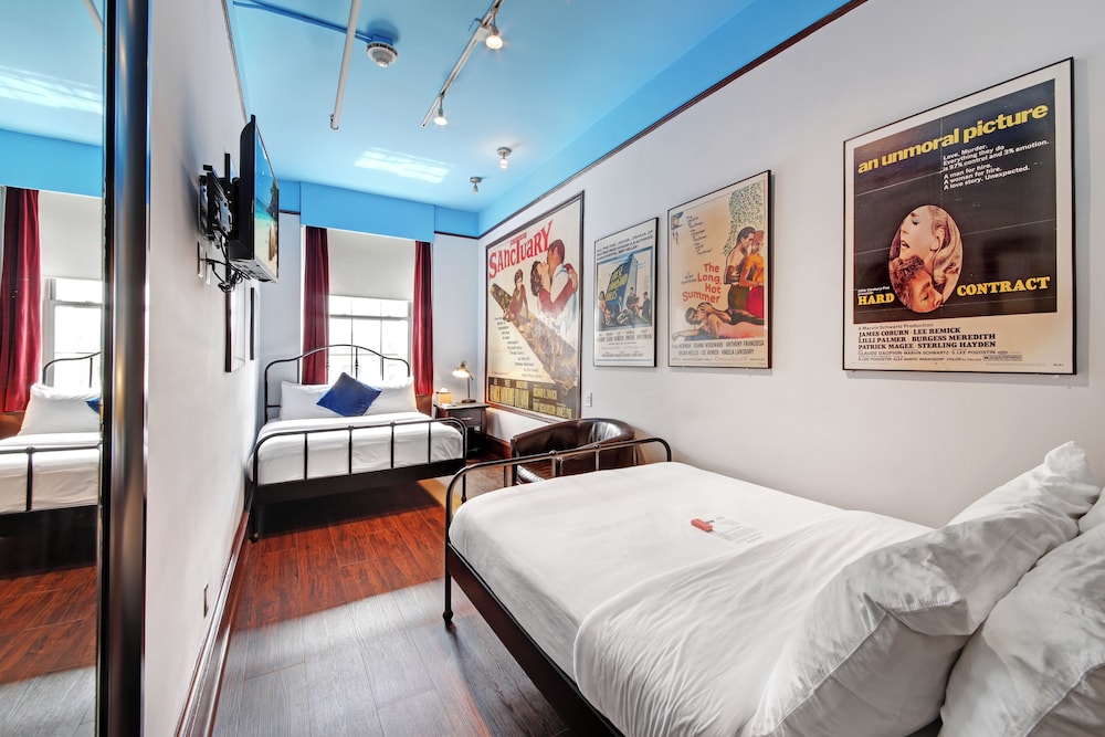 Chelsea Pines Inn 30/77