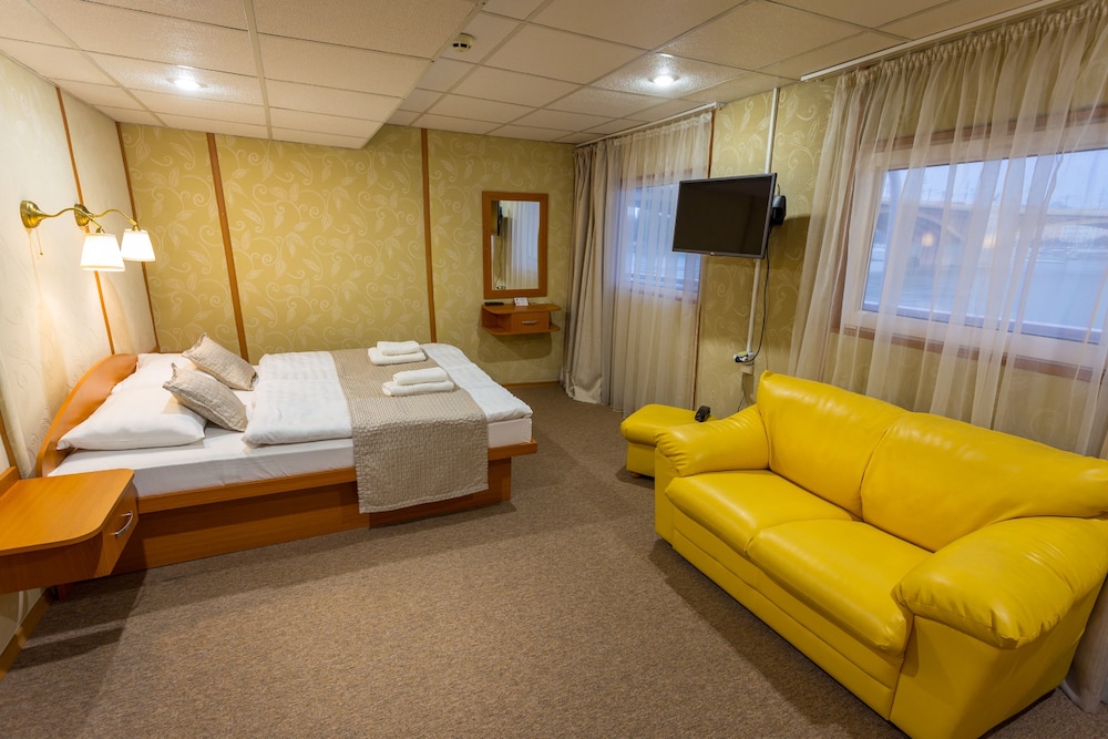 Grand Jules Boat Hotel 11/33