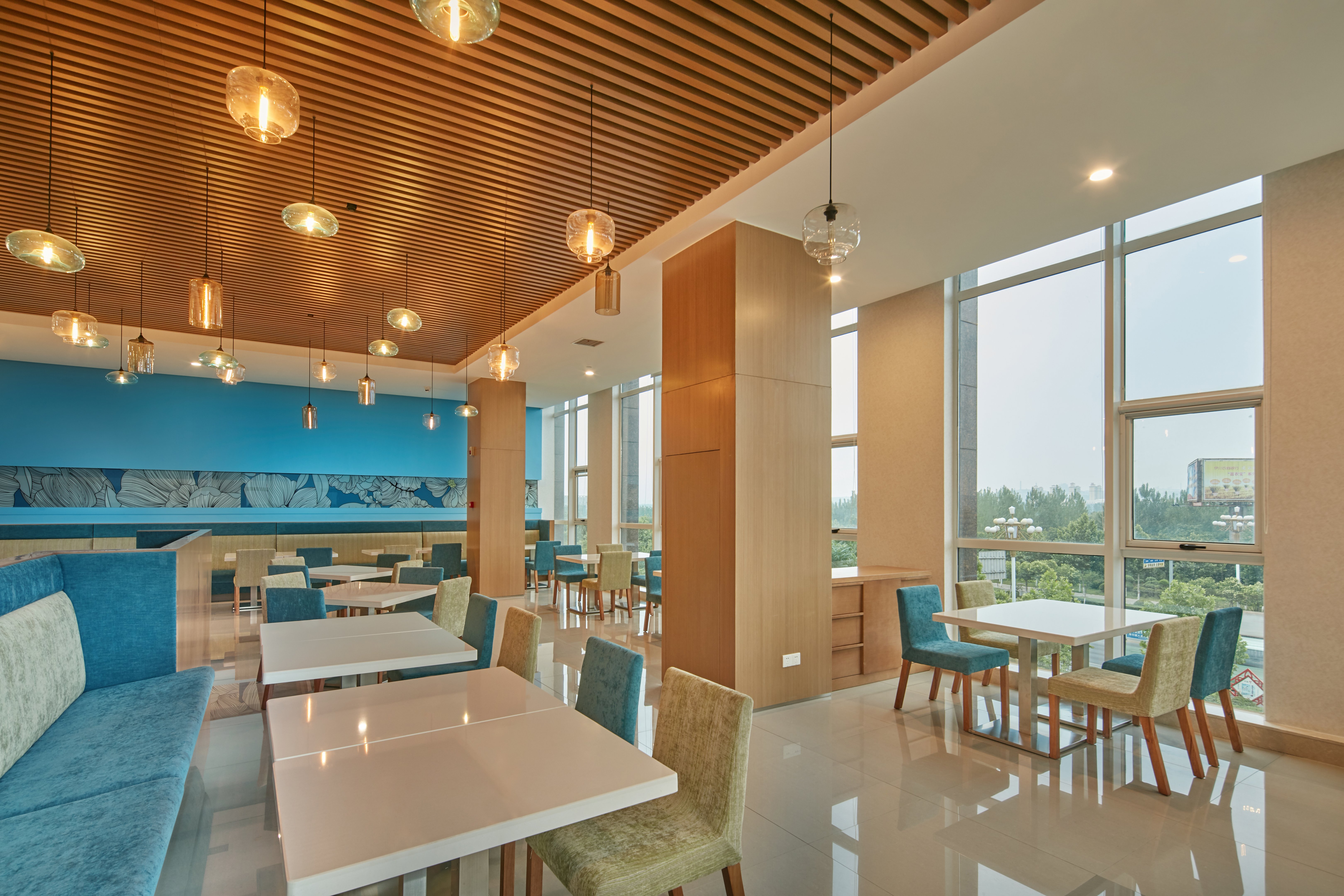 HOLIDAY INN EXPRESS LUOYANG YICHUAN 36/56