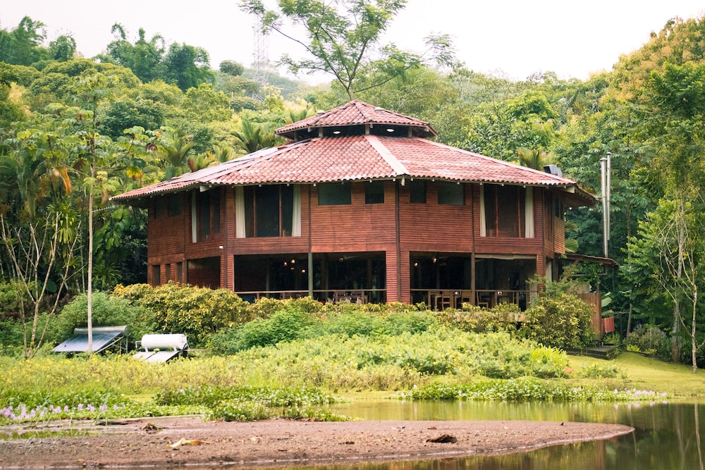 Macaw Lodge 4/64