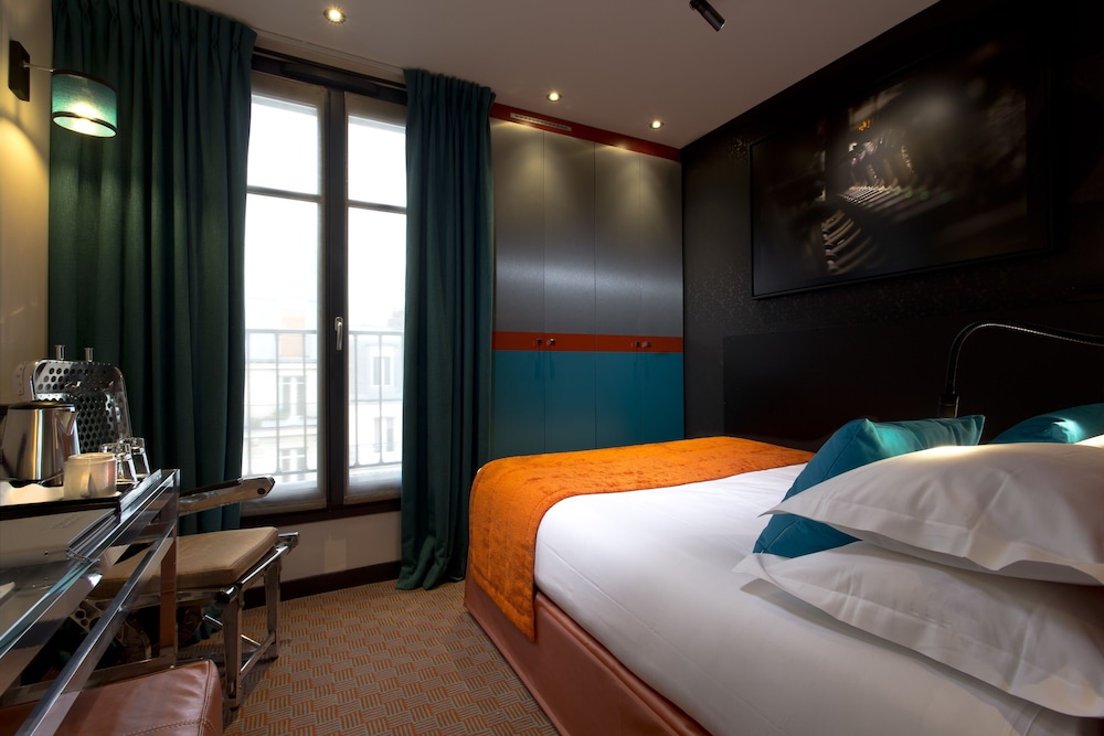 Hotel Atmospheres 12/49