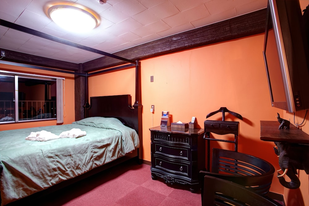 CONDOMINIUM, ROYAL, SUITE