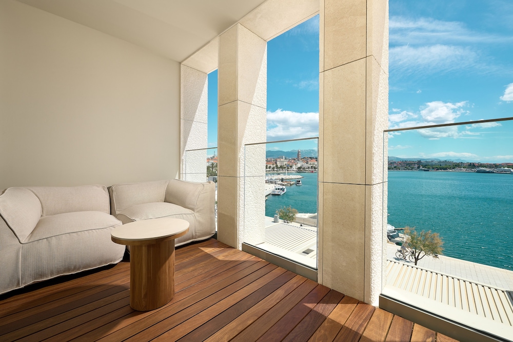 PREMIUM, TWIN BEDS, SEA VIEW, BALCONY