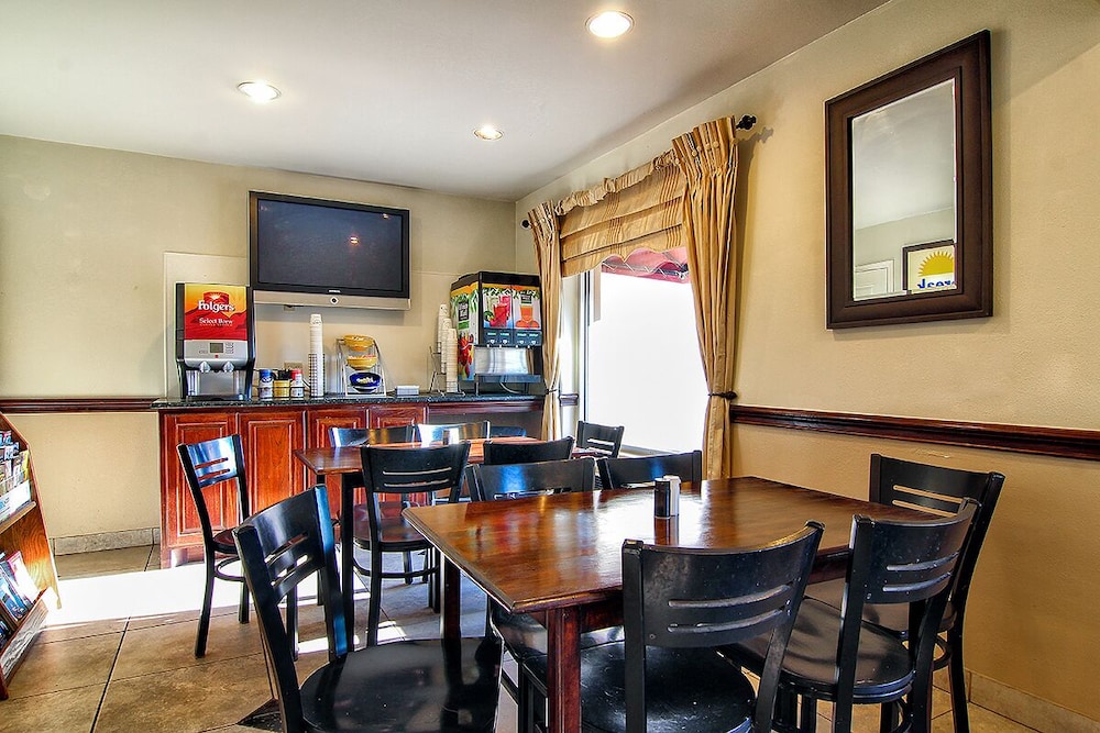Days Inn by Wyndham Market Center Dallas Love Field 24/27
