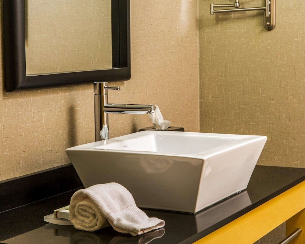 Cambria Hotel Traverse City 43/46