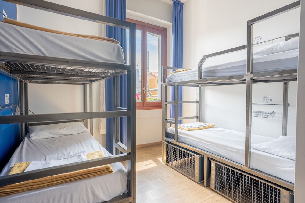 Mixed Dorm, 4 People, 2 Bunk Beds
