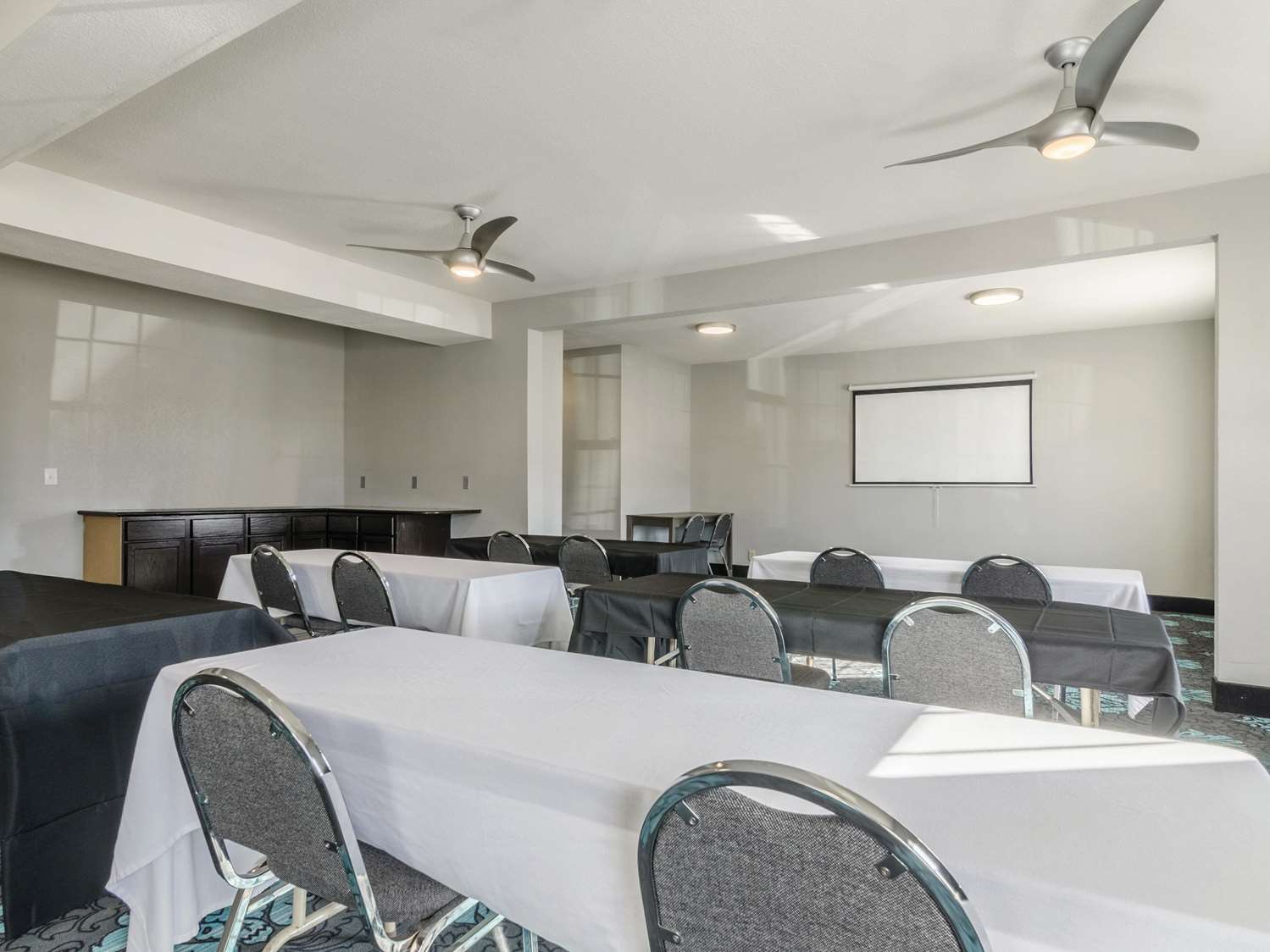 La Quinta Inn and Suites by Wyndham Kansas City Airport 27/34