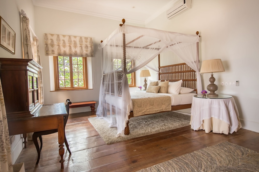Taru Villas Rampart Street 15/50