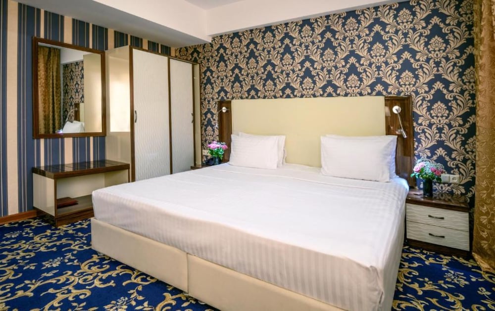 SUPERIOR, DOUBLE OR TWIN BED