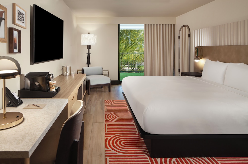 ROOM, KING BED, BALCONY