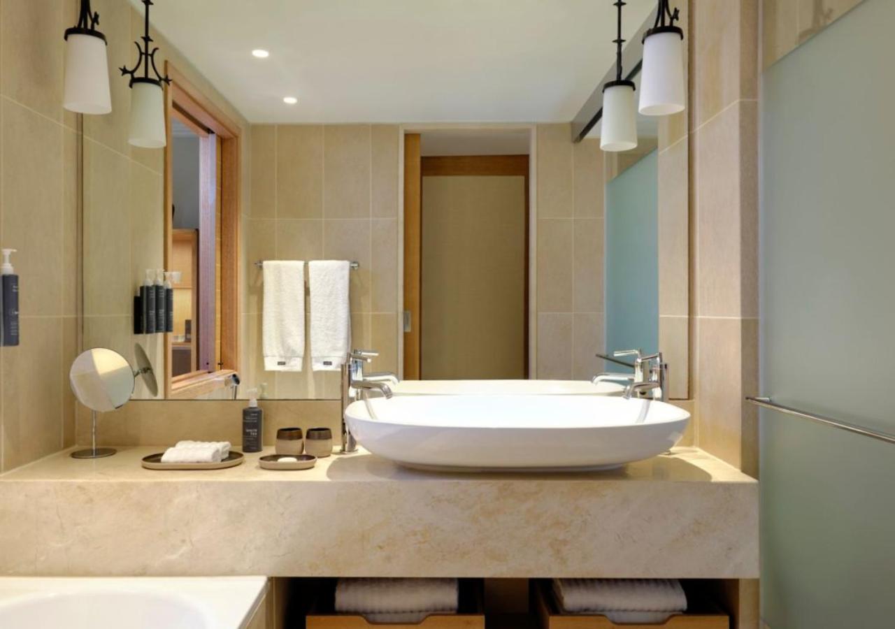 غرفة ديلوكس بسرير كينج بإطلالة على الحديقة بشرفة مع أريكة، The Westin Resort, Costa Navarino 8/9