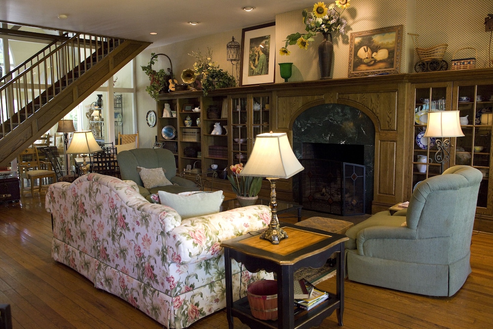 Highland Lake Inn & Resort 55/77