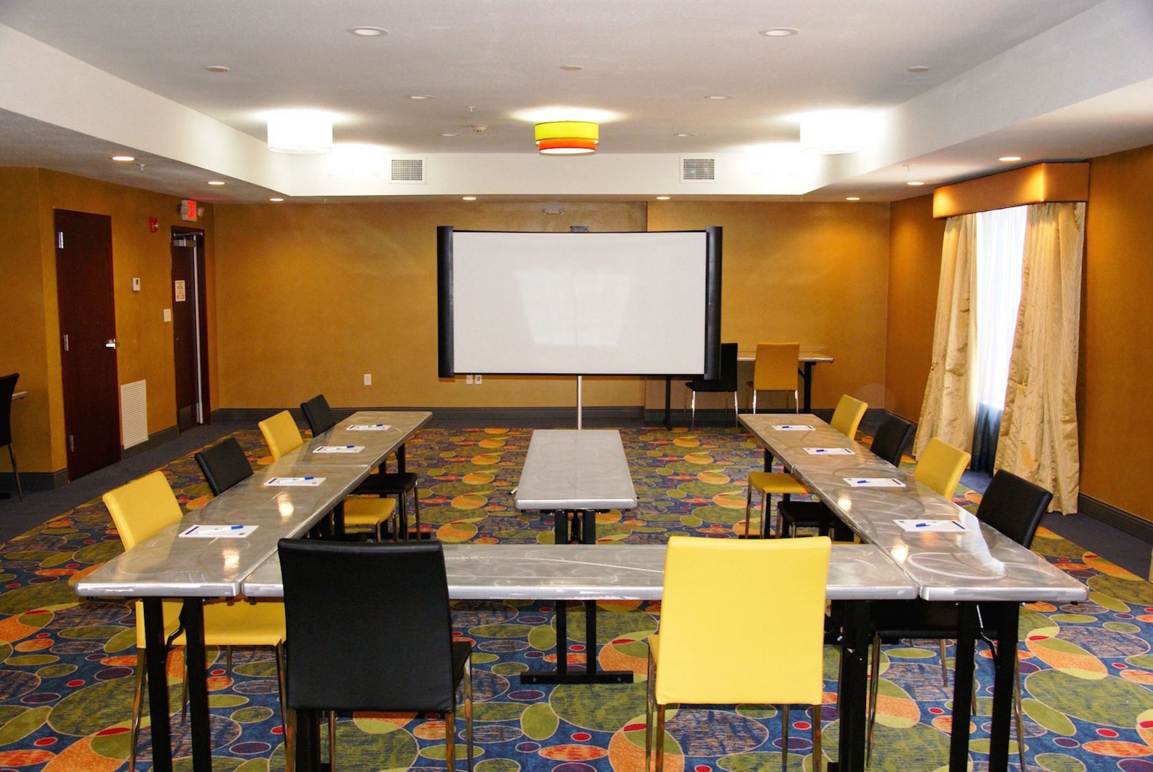 Holiday Inn Express Suites St Louis Airport 46/58