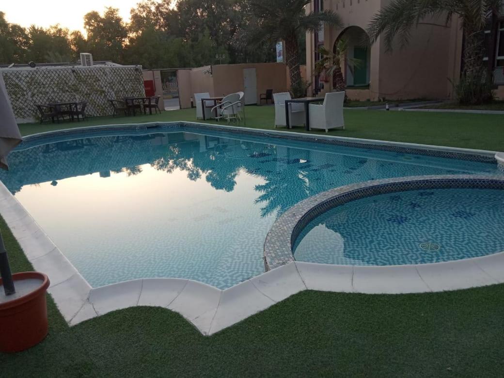 Corniche Palace Hotel 25/45