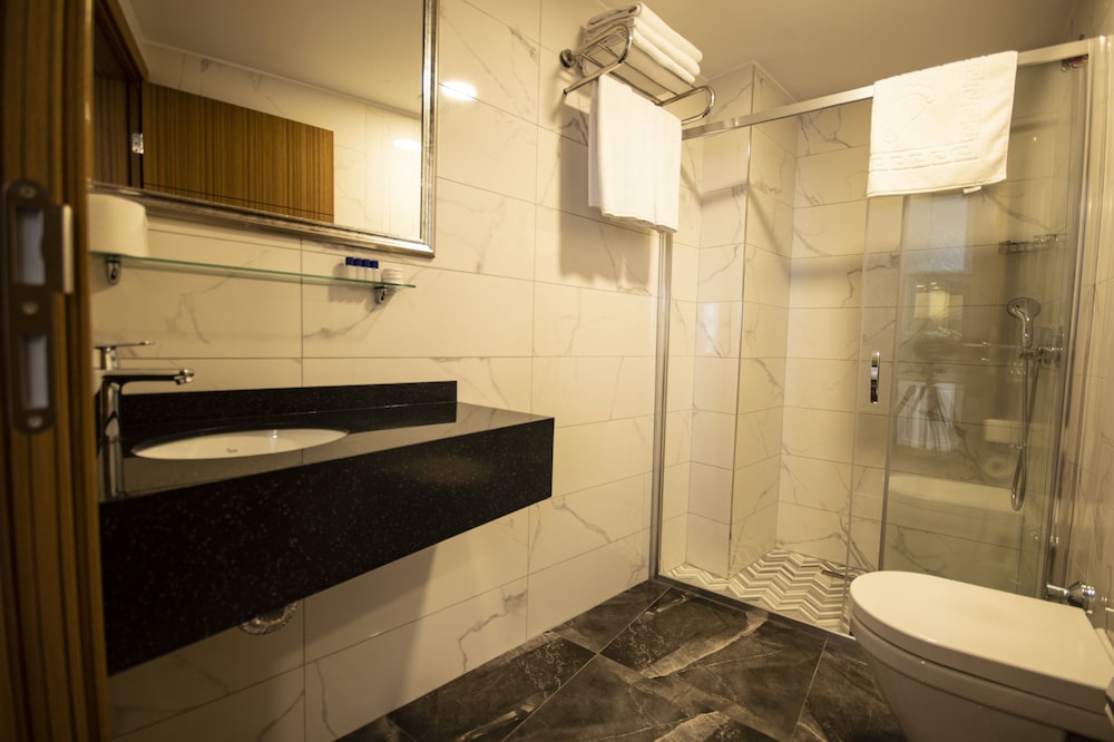 Eliza Hotel 50/50