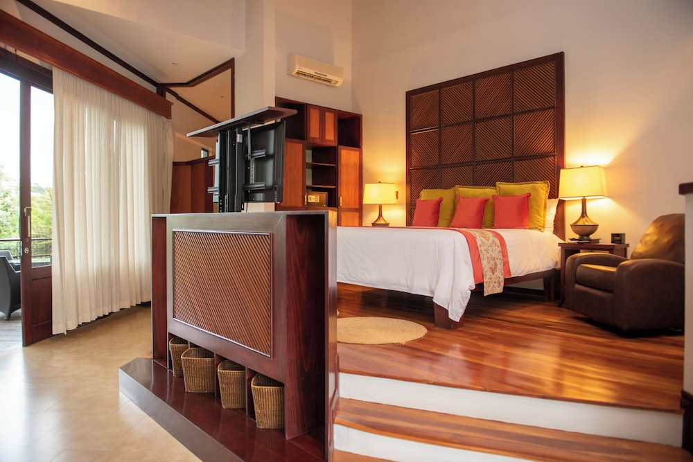 Nyur, Suite, King and Queen Bed