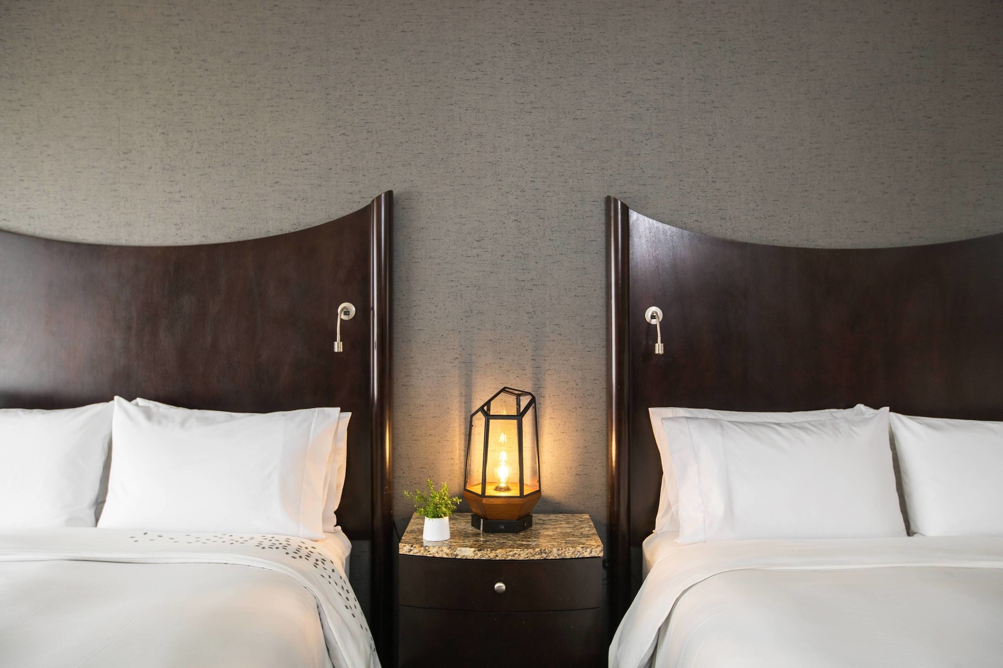 غرفة كلوب بسريرين كوين مع أريكة، Renaissance Raleigh North Hills Hotel 3/8