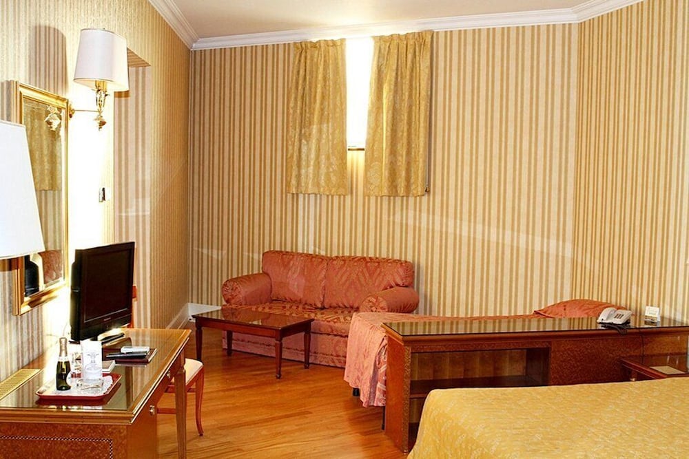 The Major Hotel 44/64