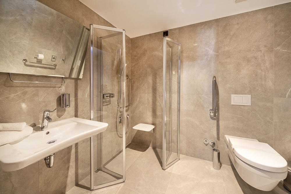 Riva Luxury Hotel 67/69