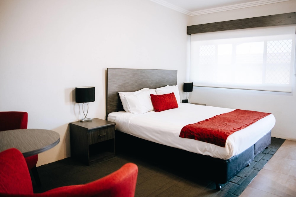 Executive, 1 King and 1 Single Beds, Kitchenette