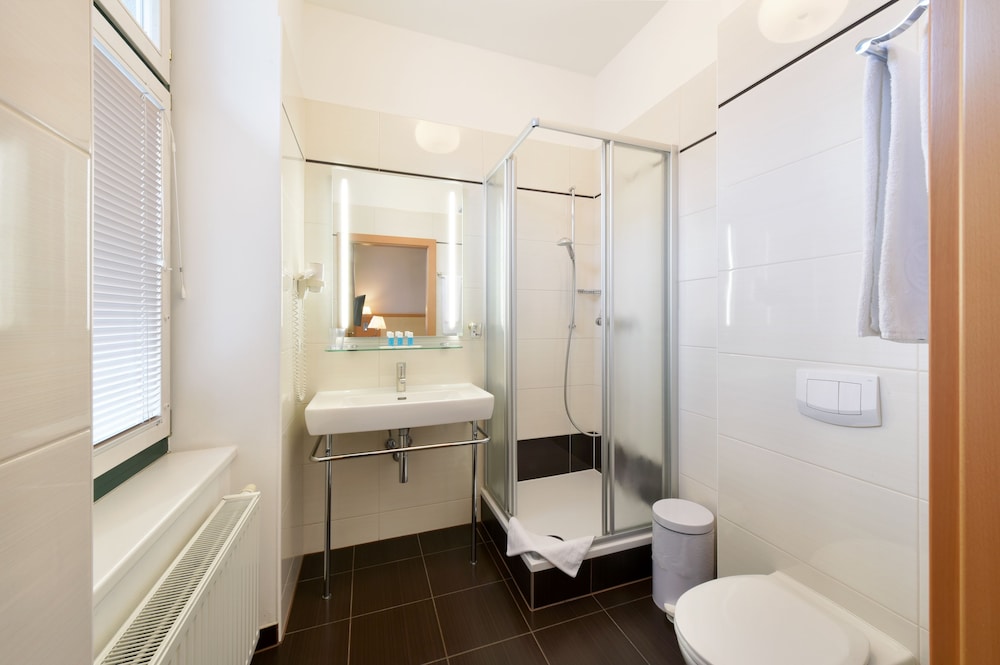 Lucia Hotel 44/46