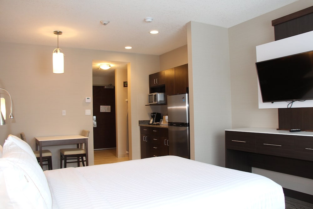 Holiday Inn Express Suites Cold Lake 26/73