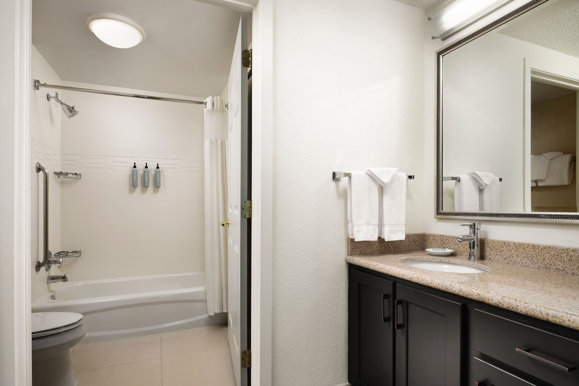 جناح بسرير كوين بغرفة نوم واحدة مع أريكة لذوي الإعاقة، Residence Inn by Marriott Philadelphia Conshohocken 2/3