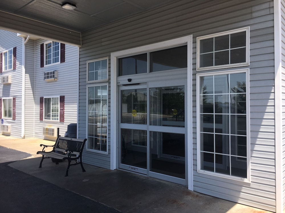 Super 8 By Wyndham Neosho image