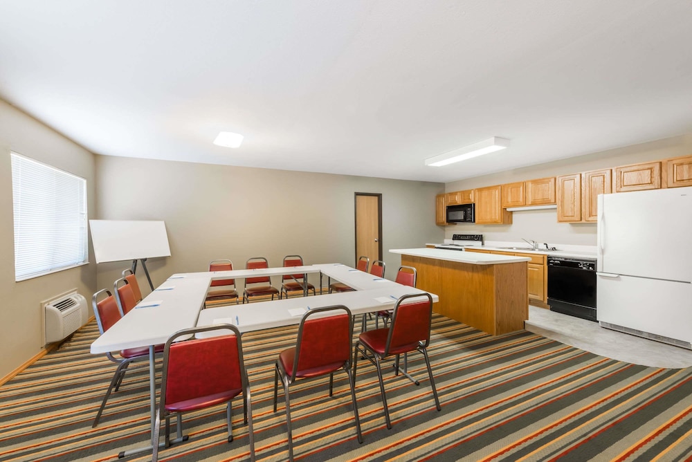 Super 8 By Wyndham Chanute 19/21