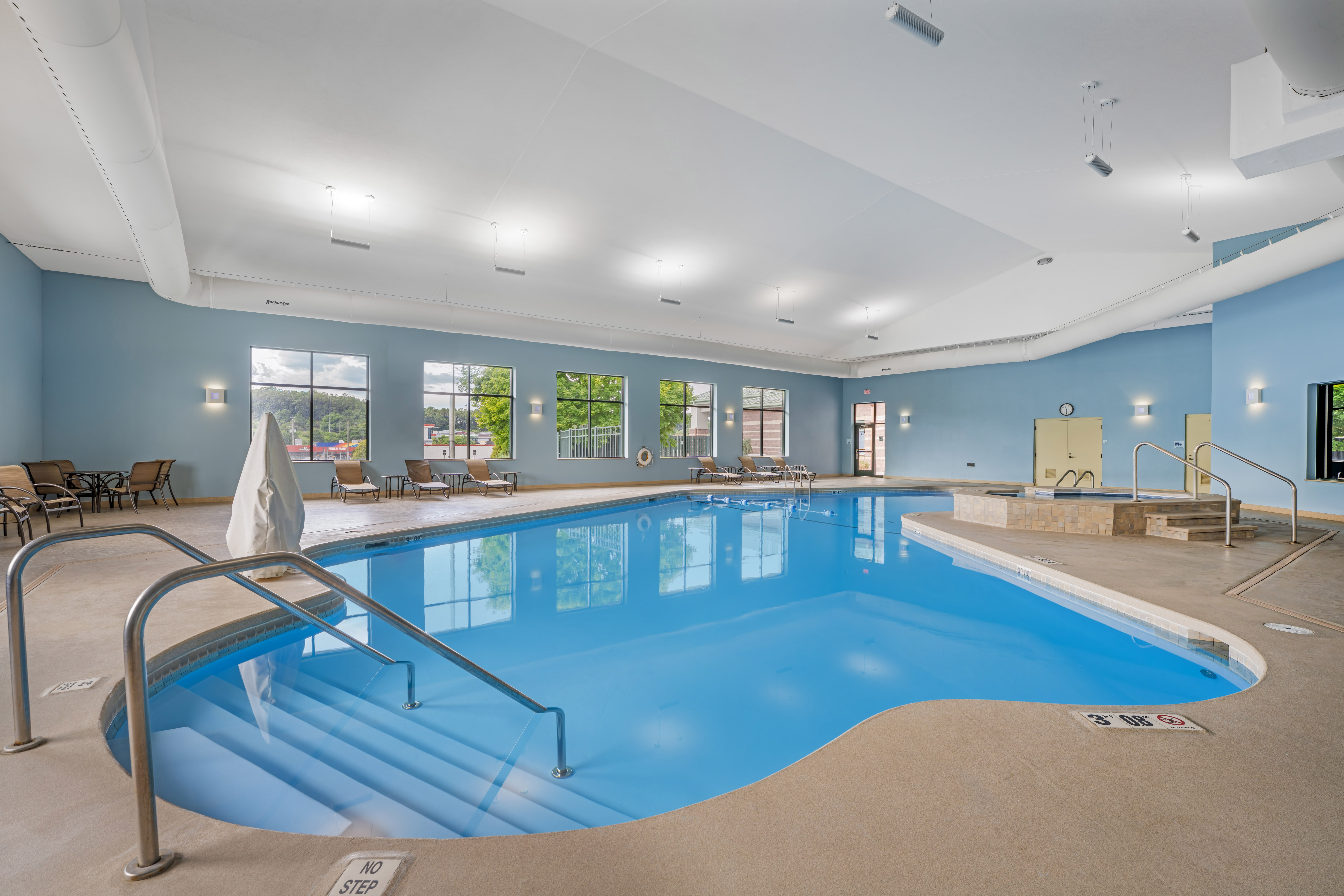 Holiday Inn Express Breezewood 38/67