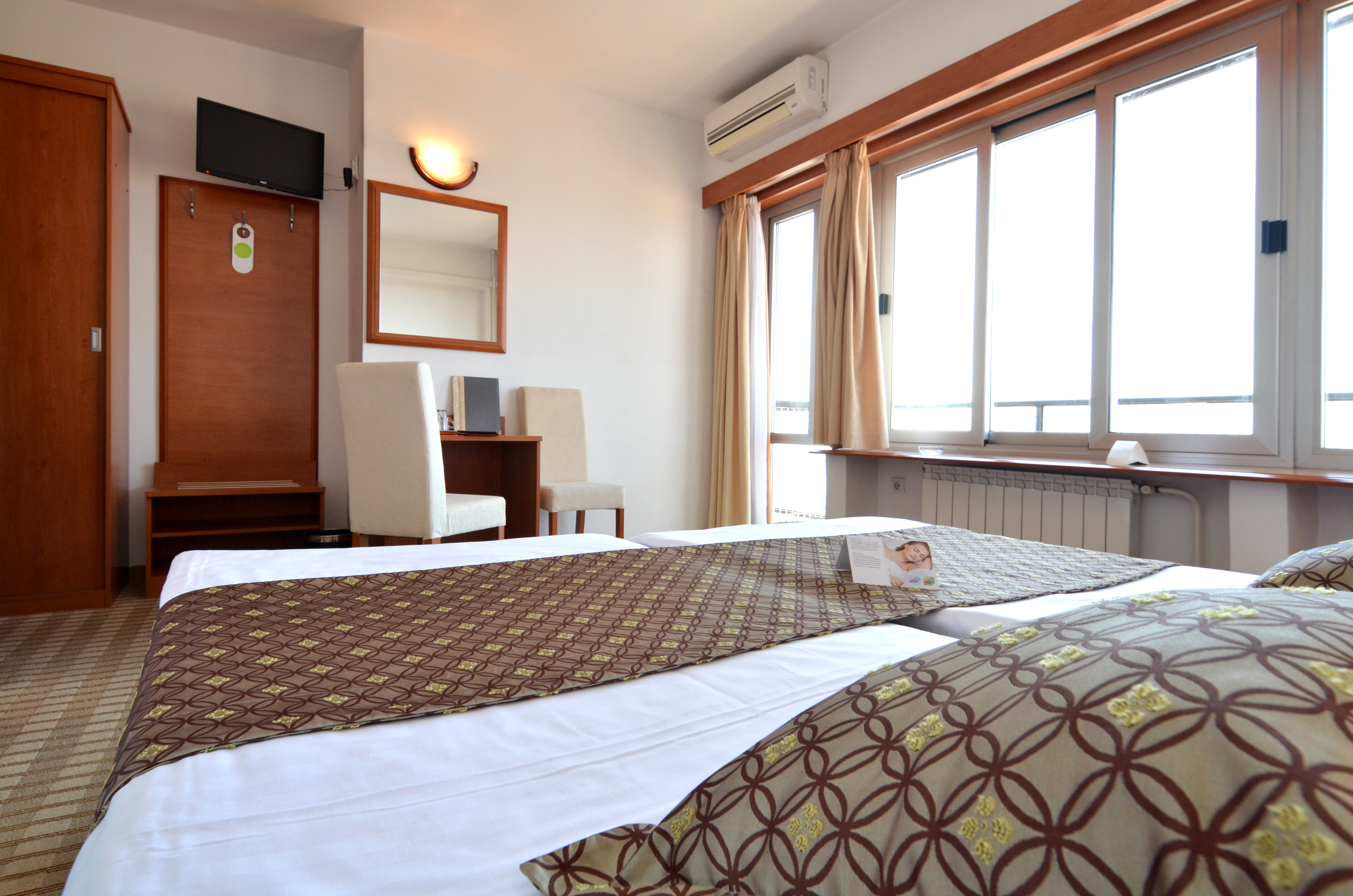 غرفة قياسية بسرير مزدوج أو سريرين منفصلين، Hotel Neboder 2/8