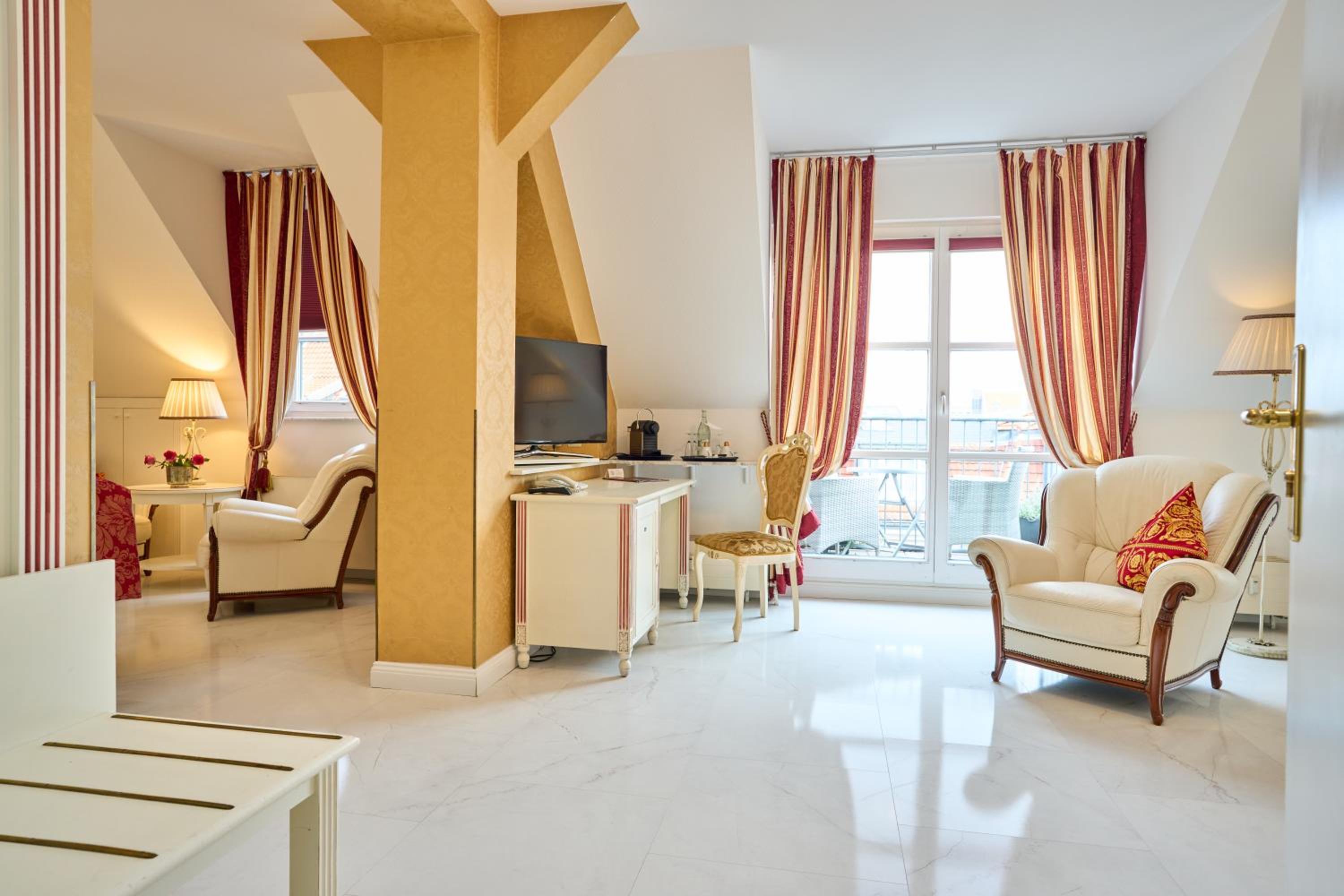 Grand, Augusta, Suite